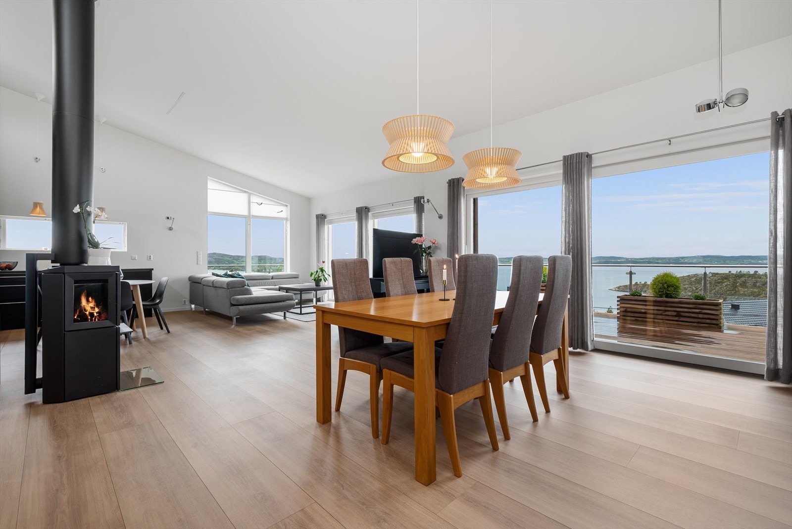 Vedovnen er plassert sentralt i rommet og bidrar til lun og trivelig stemning på de kaldeste dagene. Galleribilde