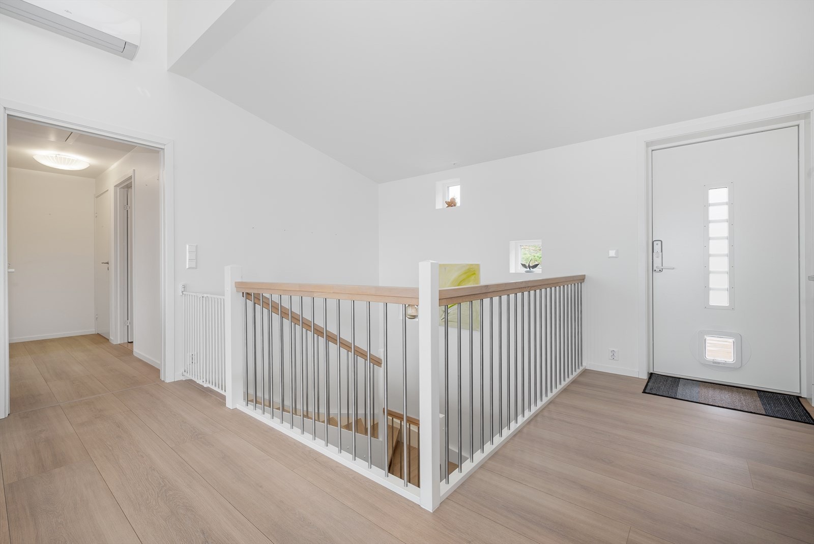 Ved trappen er det utgang til uteområdet bak huset. Her er det også praktisk adkomst til et kombinert baderom og vaskerom. Galleribilde