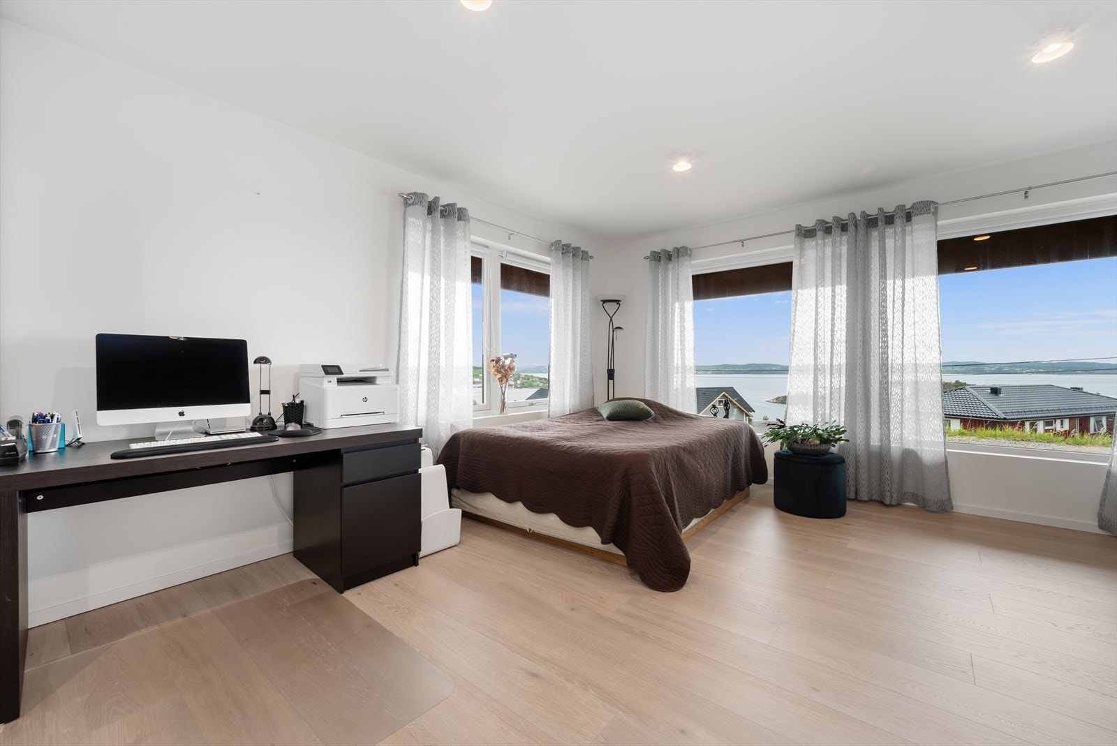 I 1.etasje er det en stor stue på ca. 30 kvm. Rommet kan også fungere fint som ekstra soverom/gjesterom, hjemmekontor, treningsrom eller lekerom alt etter behov. Galleribilde