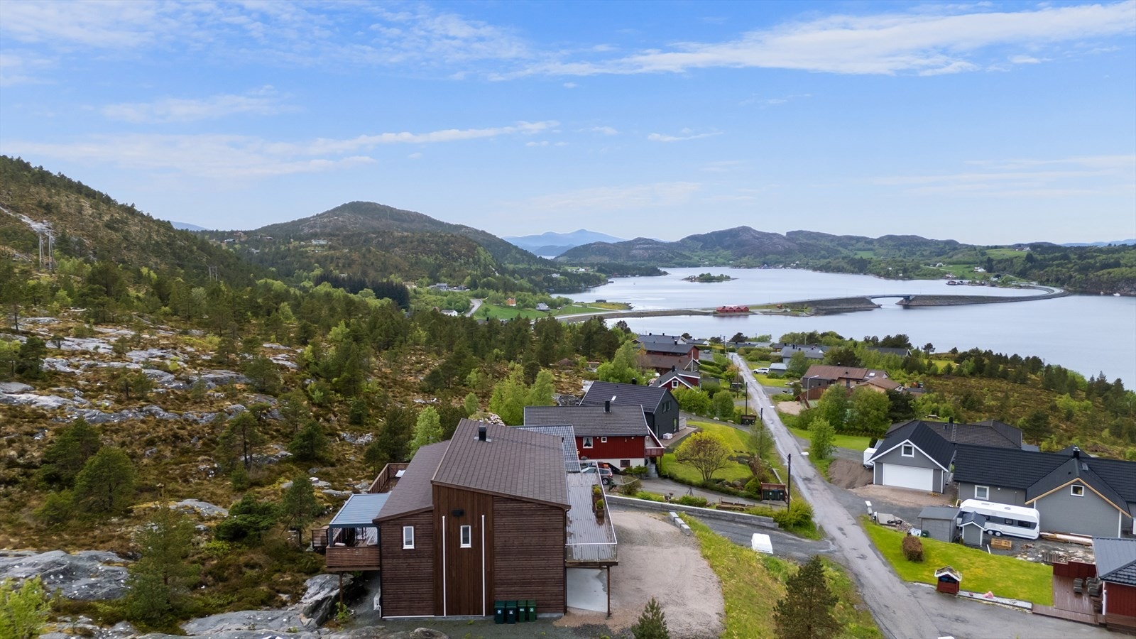 Fillan er kommunesenteret på Hitra og kan by på et stort utvalg servicefunksjoner. Tar man sjøveien er det kort vei til både Magerøya, Knarren og Ansnes Brygger som alle er serveringssteder med fokus på lokale råvarer. Galleribilde