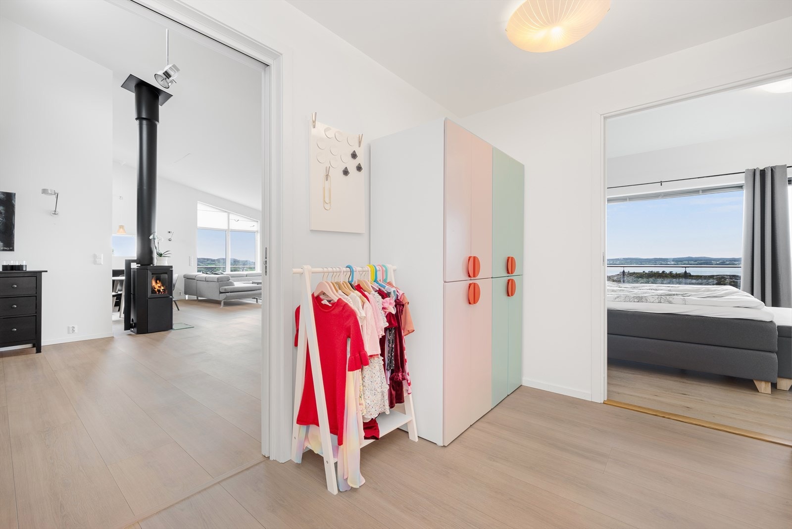 Via en romslig gang er det adkomst til 3 soverom, bad og garderoberom. Over gang/bad er det et lite kryploft med mulighet for ekstra oppbevaring. Galleribilde