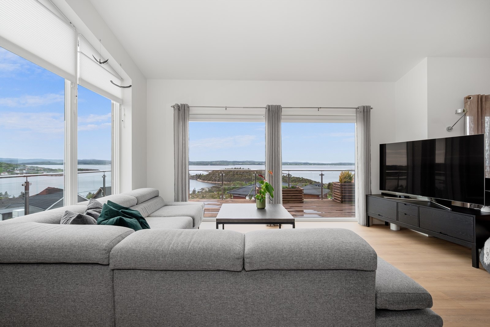 Stue og kjøkken har varme i gulvet og det er montert varmepumpe som gir jevn og behagelig innetemperatur året rundt. Galleribilde