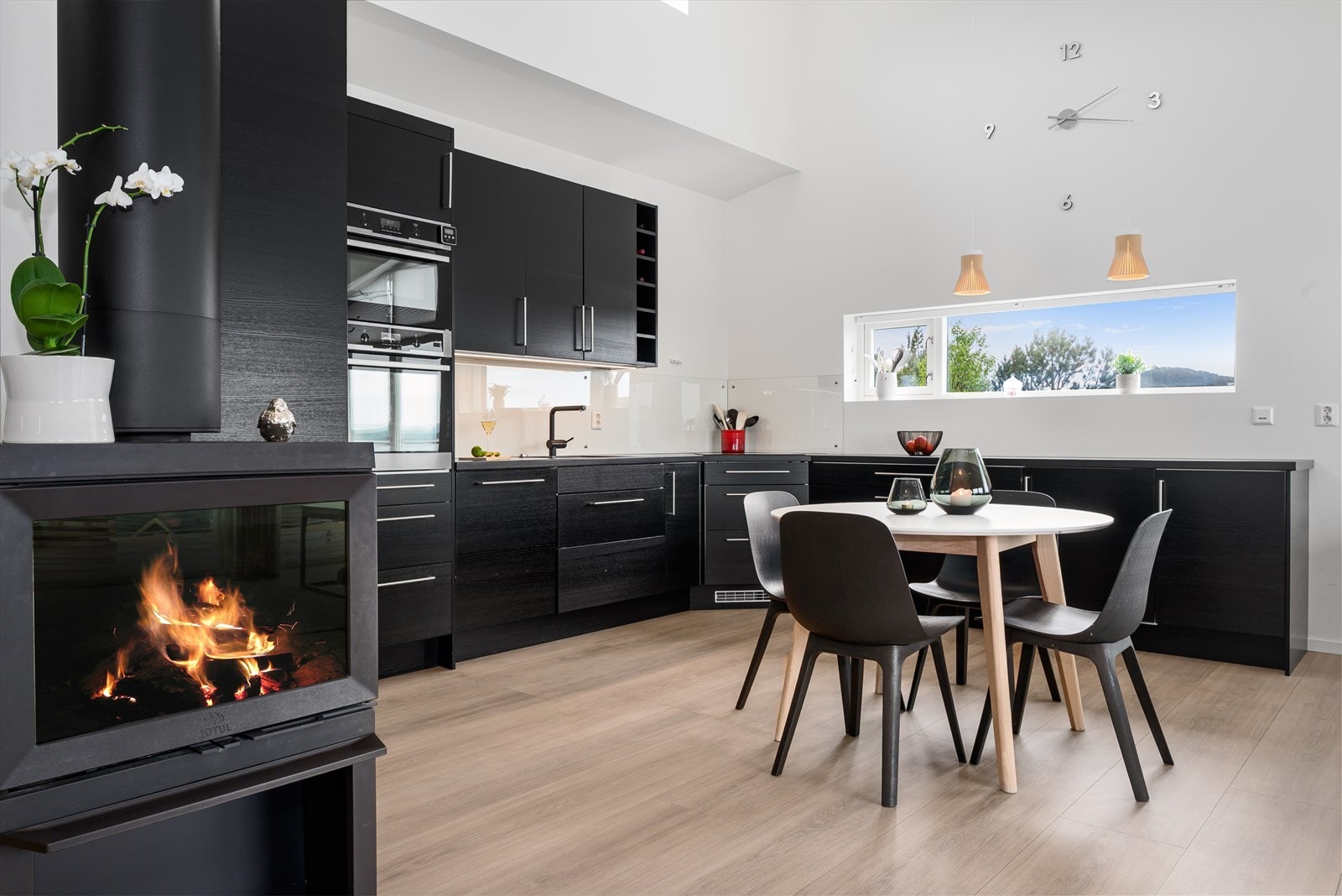 Pent og stilrent kjøkken med god oppbevaringsplass i over- og underskap. Galleribilde