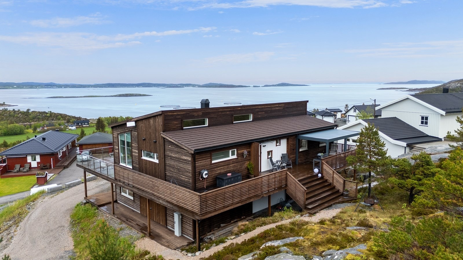 Det er ca. 3,5 km til Hemnskjela oppvekstsenter (1.-4.klasse og barnehage) og ca. 13 km. til Strand oppvekstsenter (1.-7.klasse og barnehage). Videre er det ca. 24 km til Fillan skole (1.-10.trinn) og Guri Kunna VGS på Hitra. Galleribilde