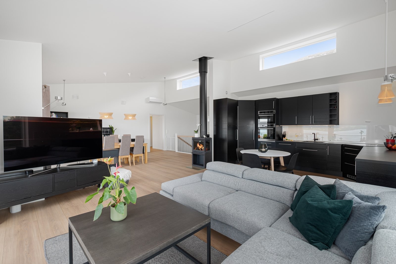 Fra gangen er det trapp opp til stue og kjøkken i 2.etasje. Her er det god plass for flere møbleringssoner. Galleribilde