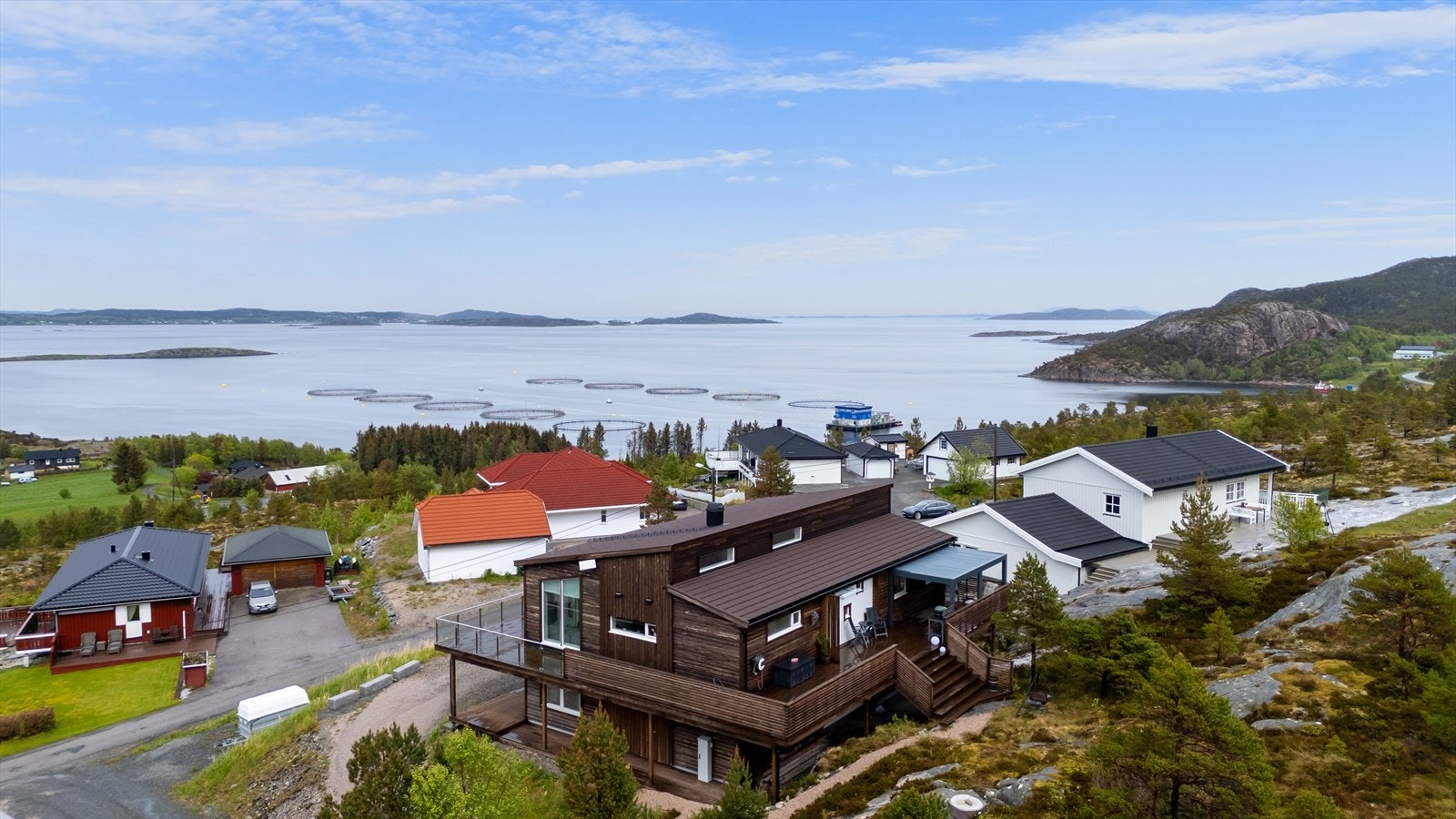 I nærområdet er det et stort utvalg friluftsområder både ved sjøen og i fjellet. Sundfjellet ligger like utenfor døra og er et populært turmål året rundt. Galleribilde