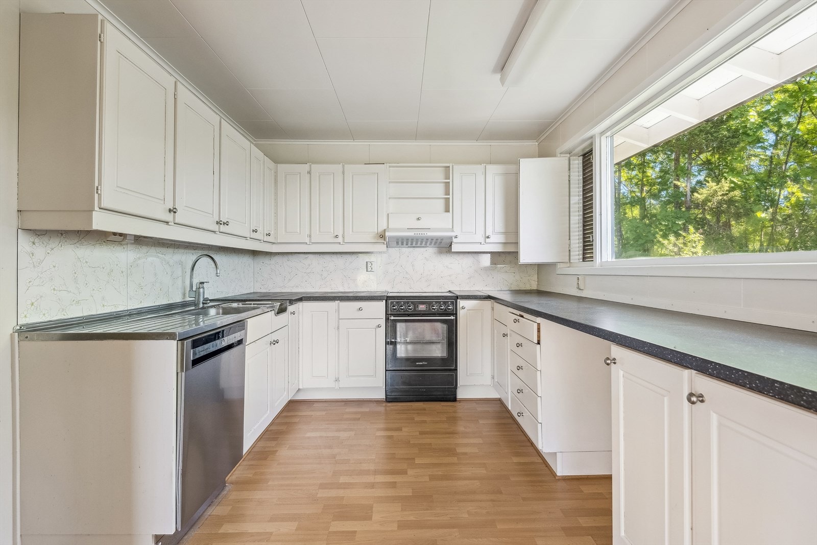 Kjøkkenet i første etasje har en eldre innredning med profilerte fronter og rikelig med skapplass. Galleribilde