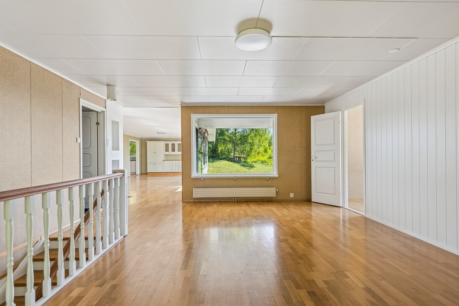 Opp trappen til 1. etasje kommer du direkte inn i stuen. Galleribilde