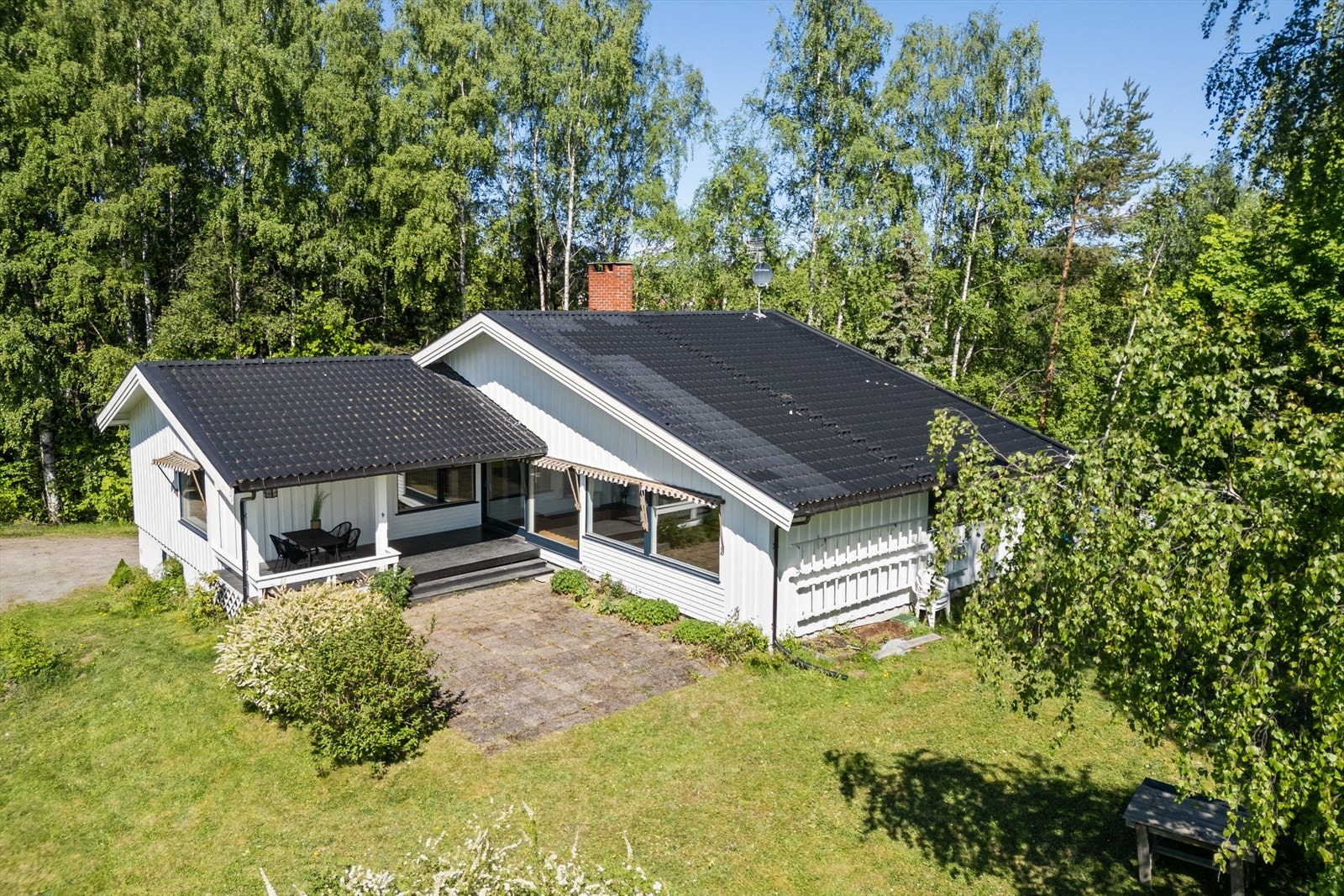 Boligen ligger høyt og fritt på en stor naturtomt med gode solforhold. Galleribilde