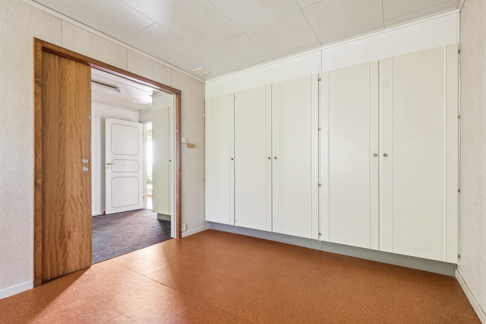 Soverommet er innredet med plassbygde garderobeskap. Galleribilde