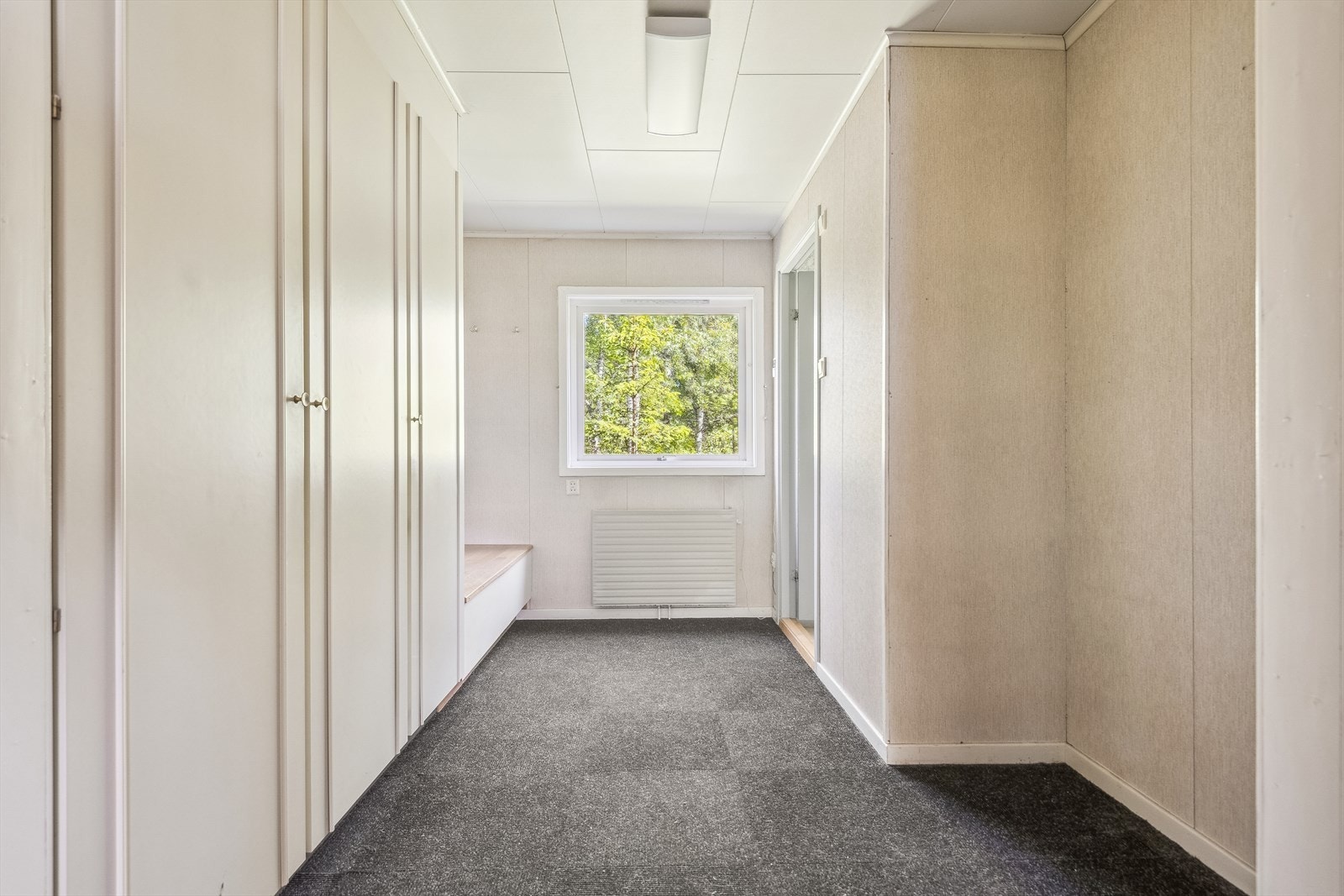 Gang i 1. etasje med gode lagringsmuligheter og plassbygde garderobeskap. Adkomst til badet innerst i rommet. Galleribilde