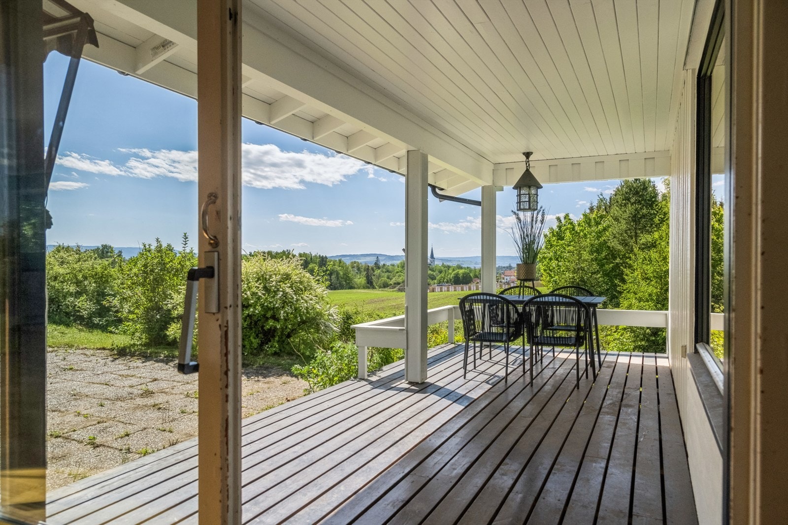 Terrassen fungerer som en naturlig forlengelse av stuen og har direkte adkomst til hagen. Galleribilde