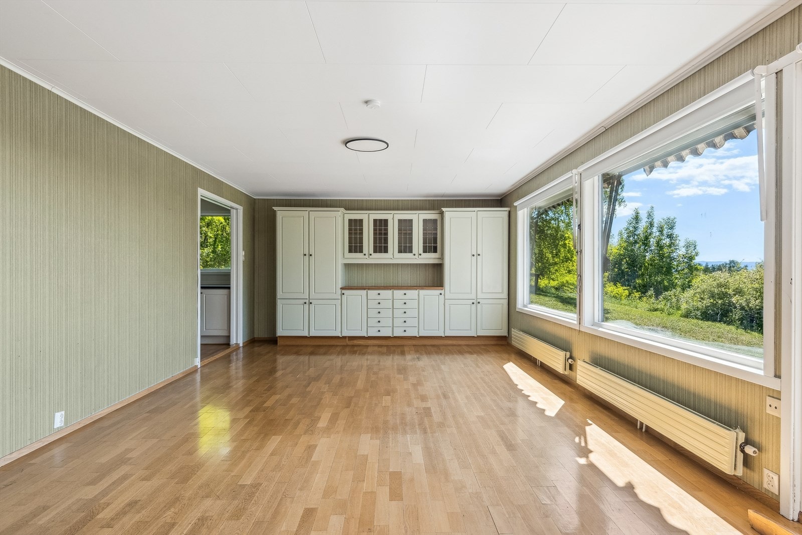 I spisestuen er det god plass til langbord og en praktisk, plassbygd anretning. Galleribilde