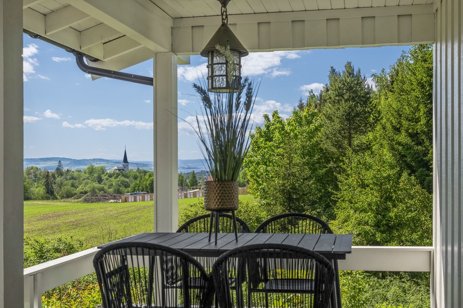 Herfra har man en åpen utsikt over det omkringliggende kulturlandskapet, med Vang kirke i bakgrunn. Galleribilde