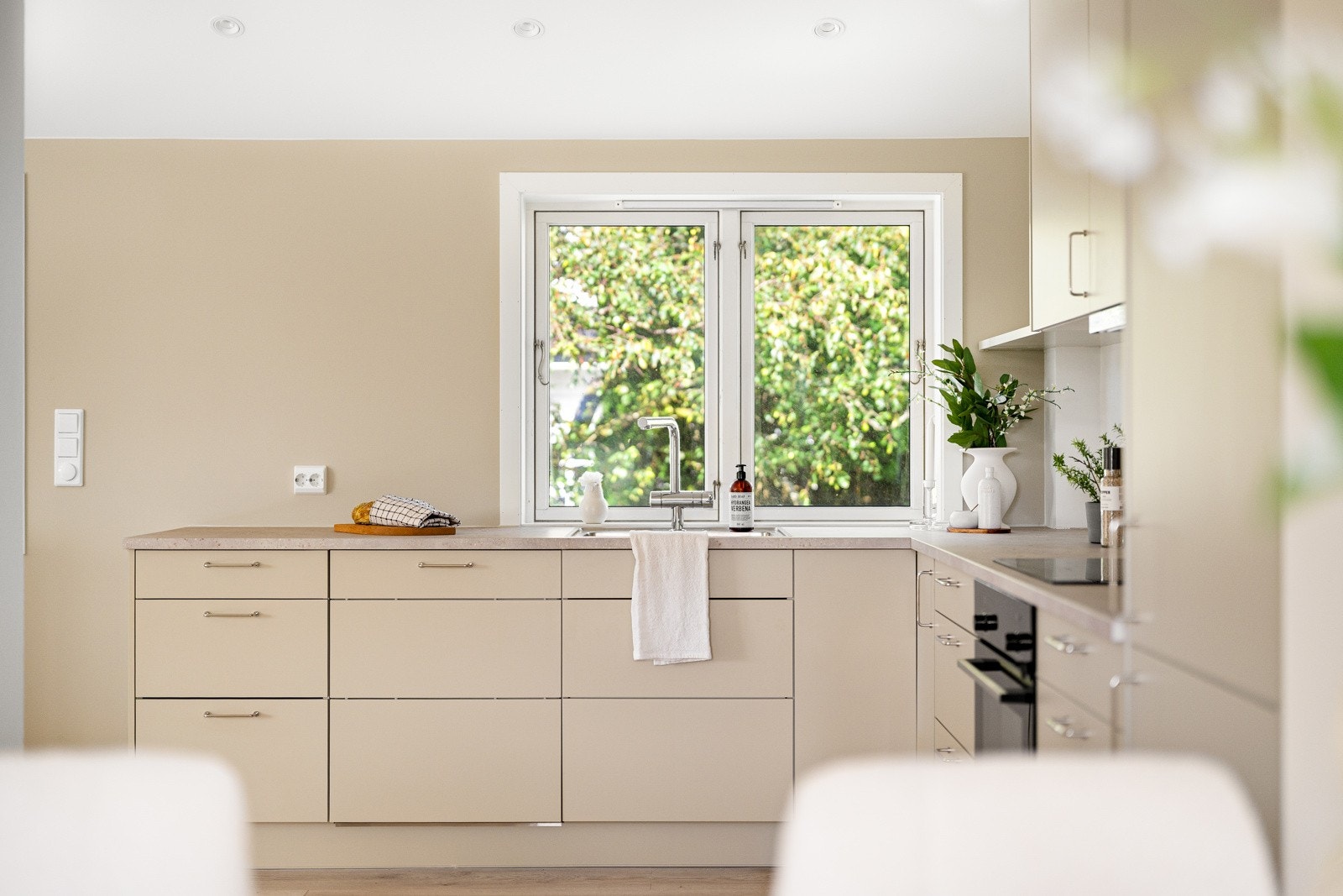 Stuen har gode vinduer som slipper inn rikelig med dagslys. Galleribilde