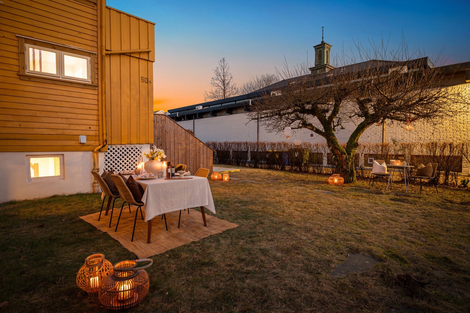 En gjennomført og innflyttingsklar vertikaldelt tomannsbolig med tre etasjer og svært god planløsning. Galleribilde