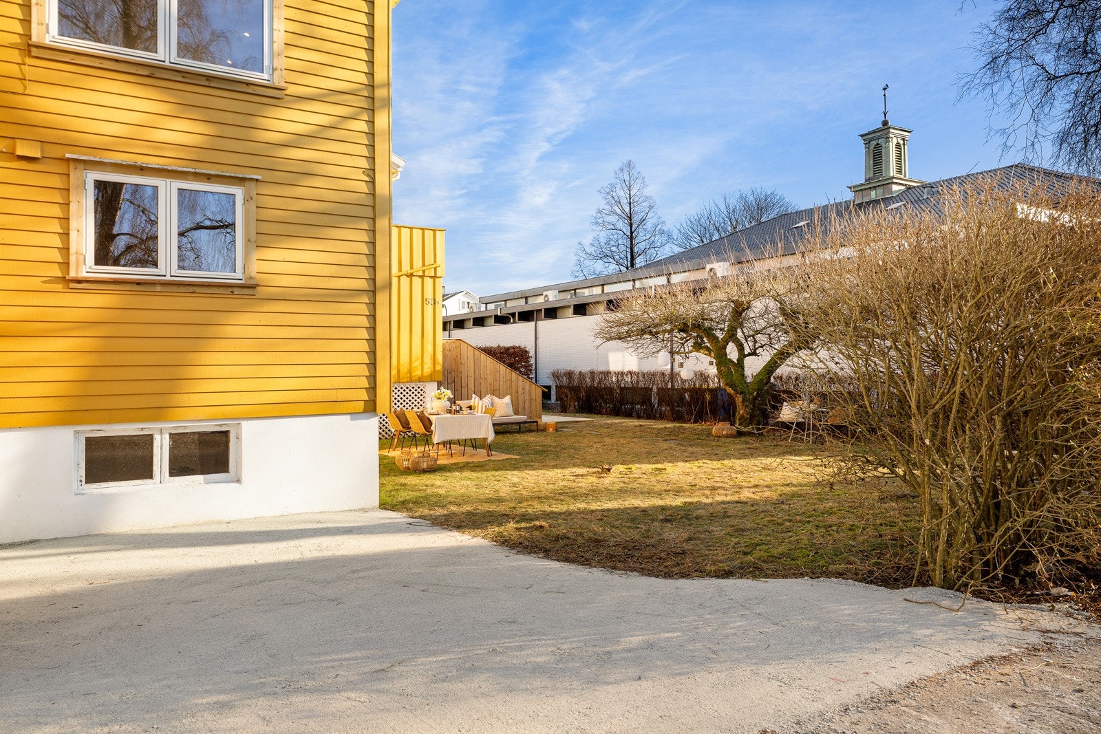 Dette gir en svært funksjonell hverdag med enkel inn og utlasting av bil, samtidig som adkomsten oppleves oversiktlig og lett tilgjengelig året rundt. Galleribilde