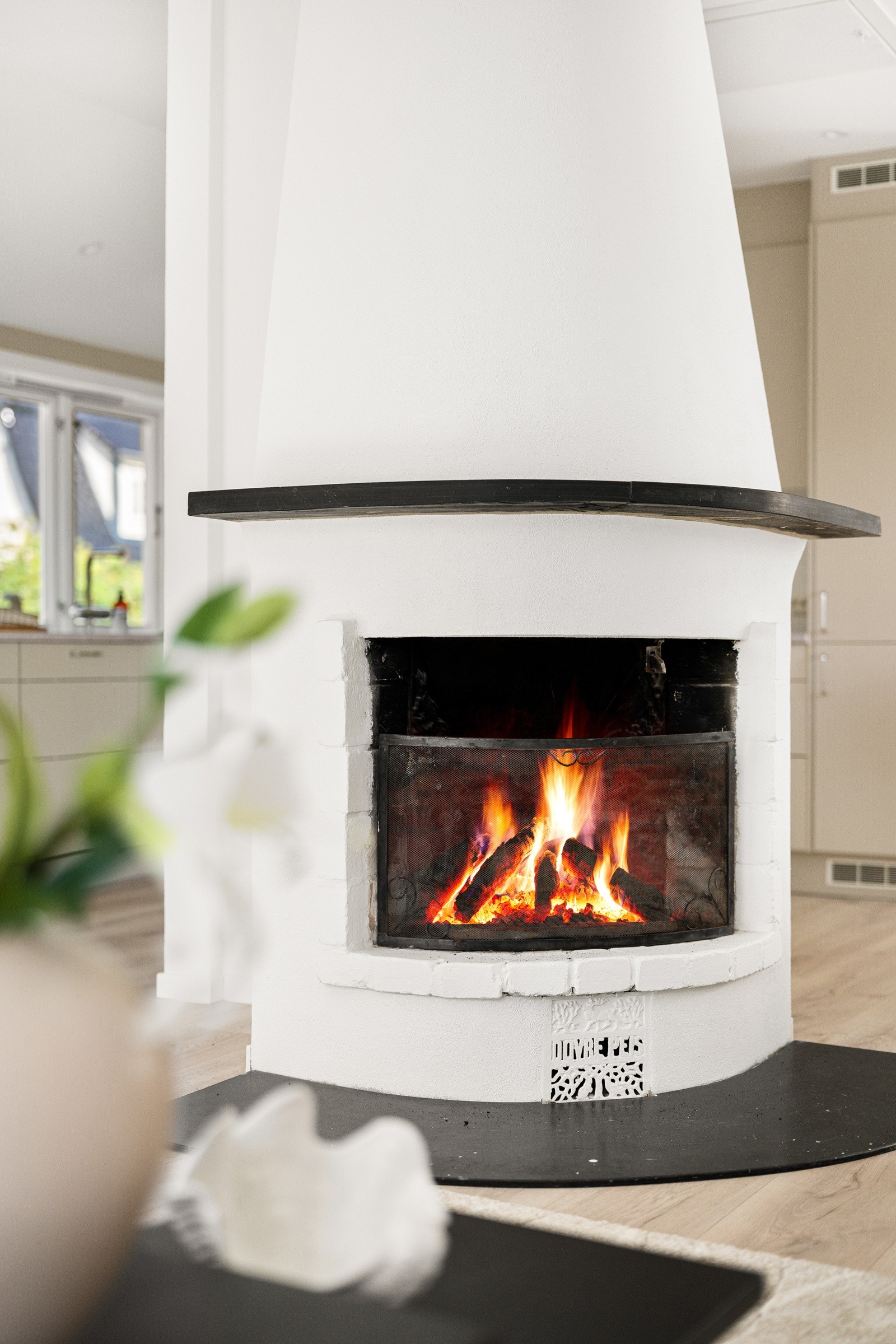 Boligen har en herlig peisovn som varmer godt på de kalde dagene. Galleribilde