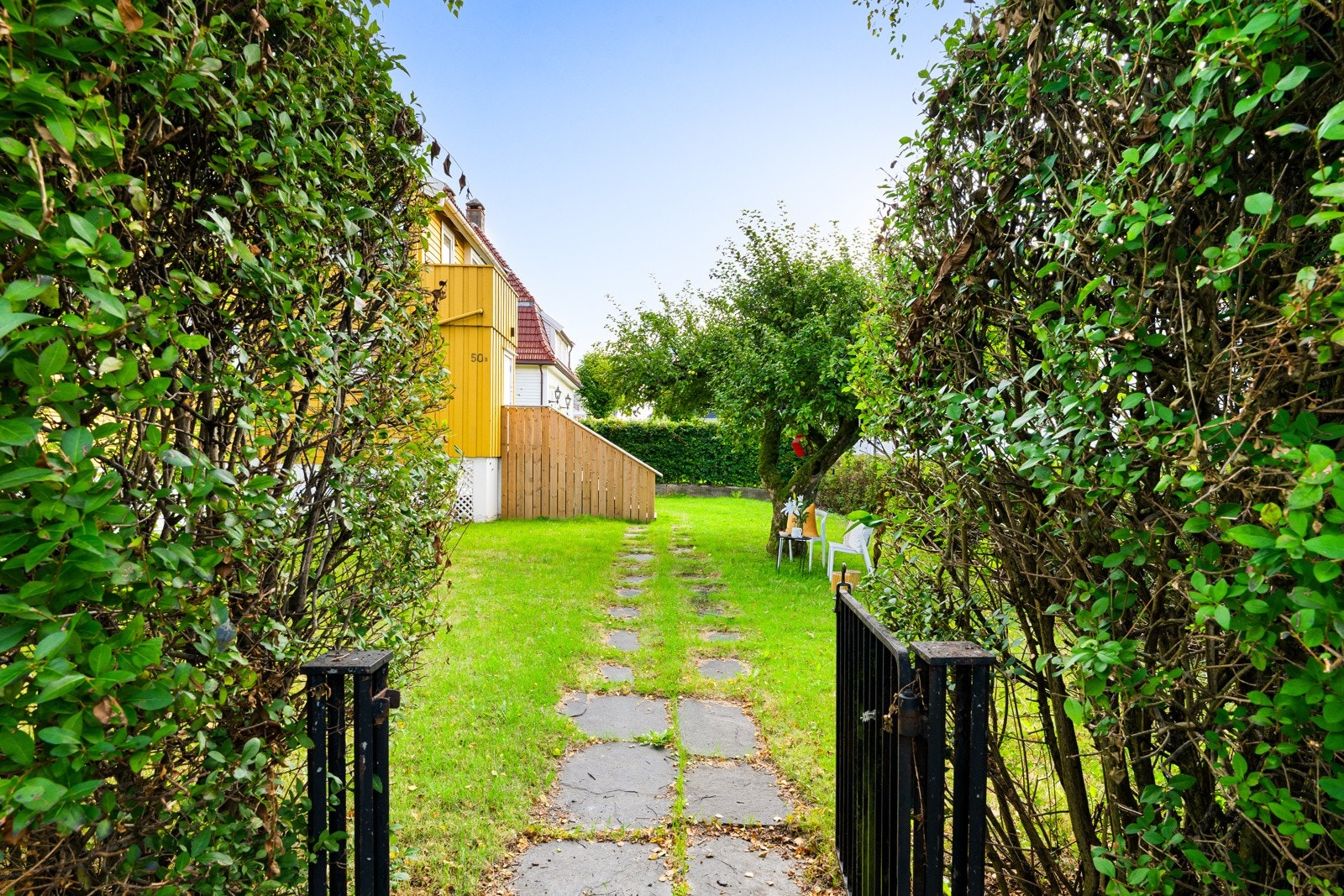 Den tilhørende hagen oppleves som en stor og sjelden grønn oase midt på Eiganes. Galleribilde