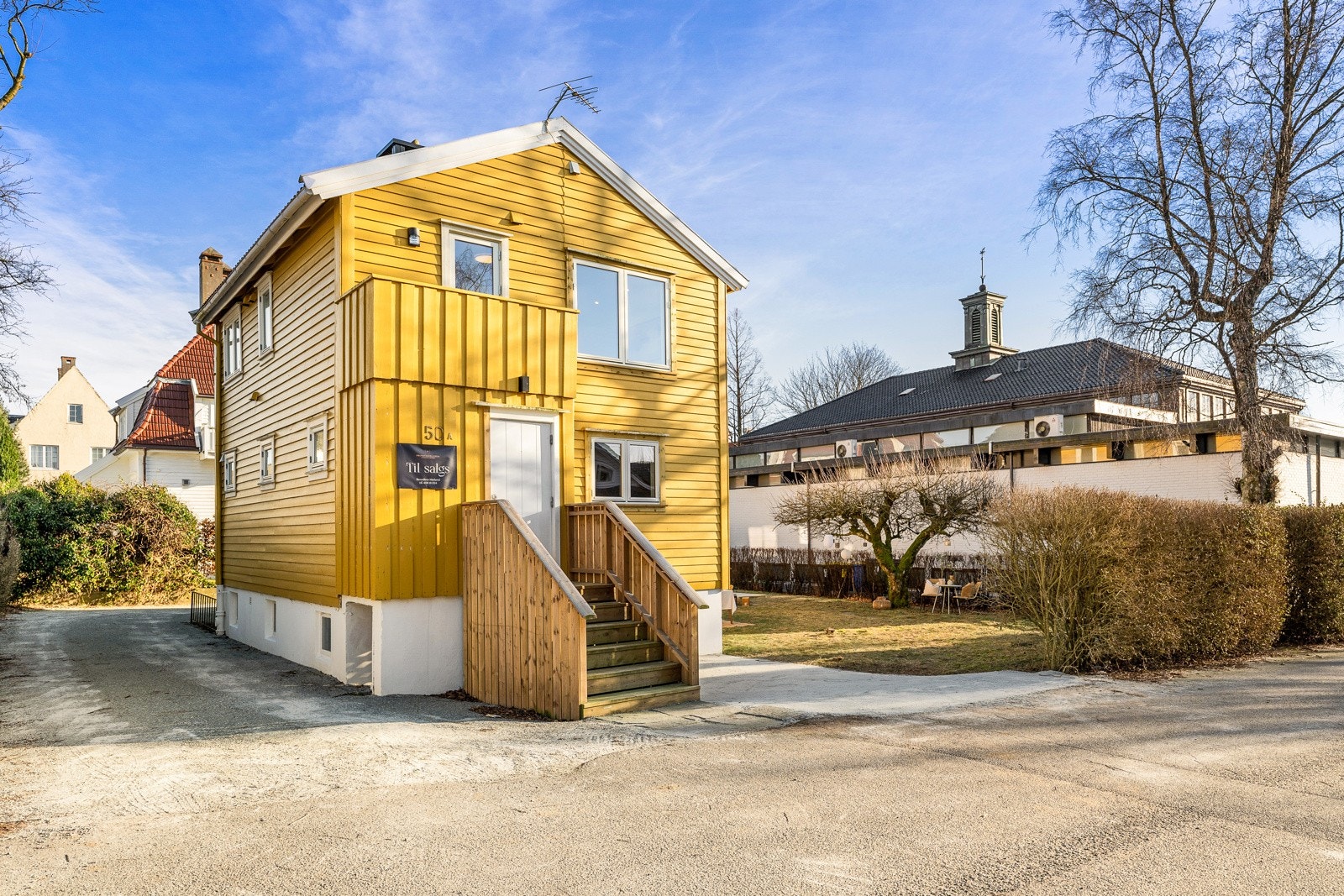 Boligen disponerer ny opparbeidet parkeringplass på høyre side av inngangspartiet (denne er ikke søkt om til Stavanger kommune). Galleribilde