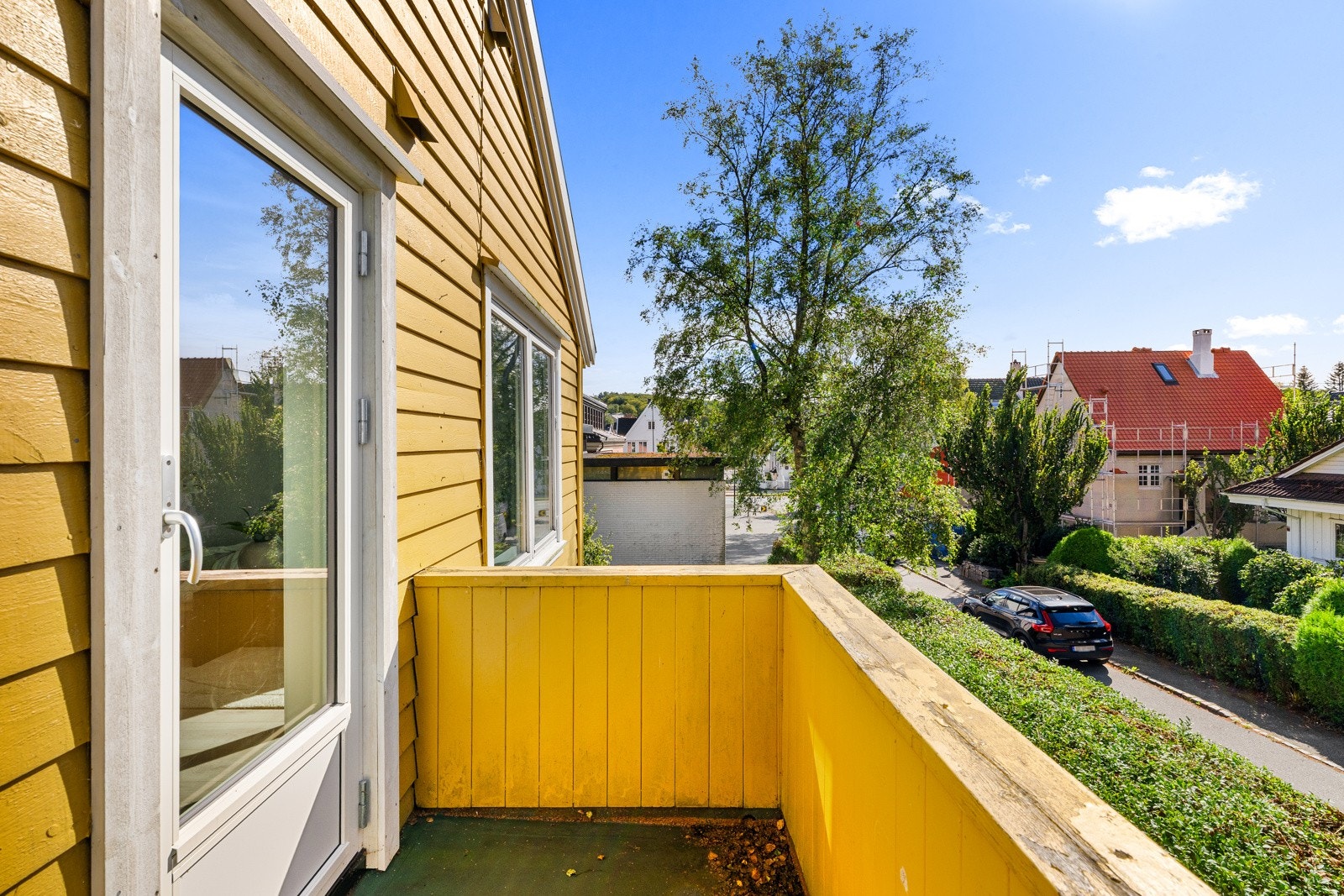 Fra stuen har man utgang til en solrik balkong med ettermiddagssol Galleribilde