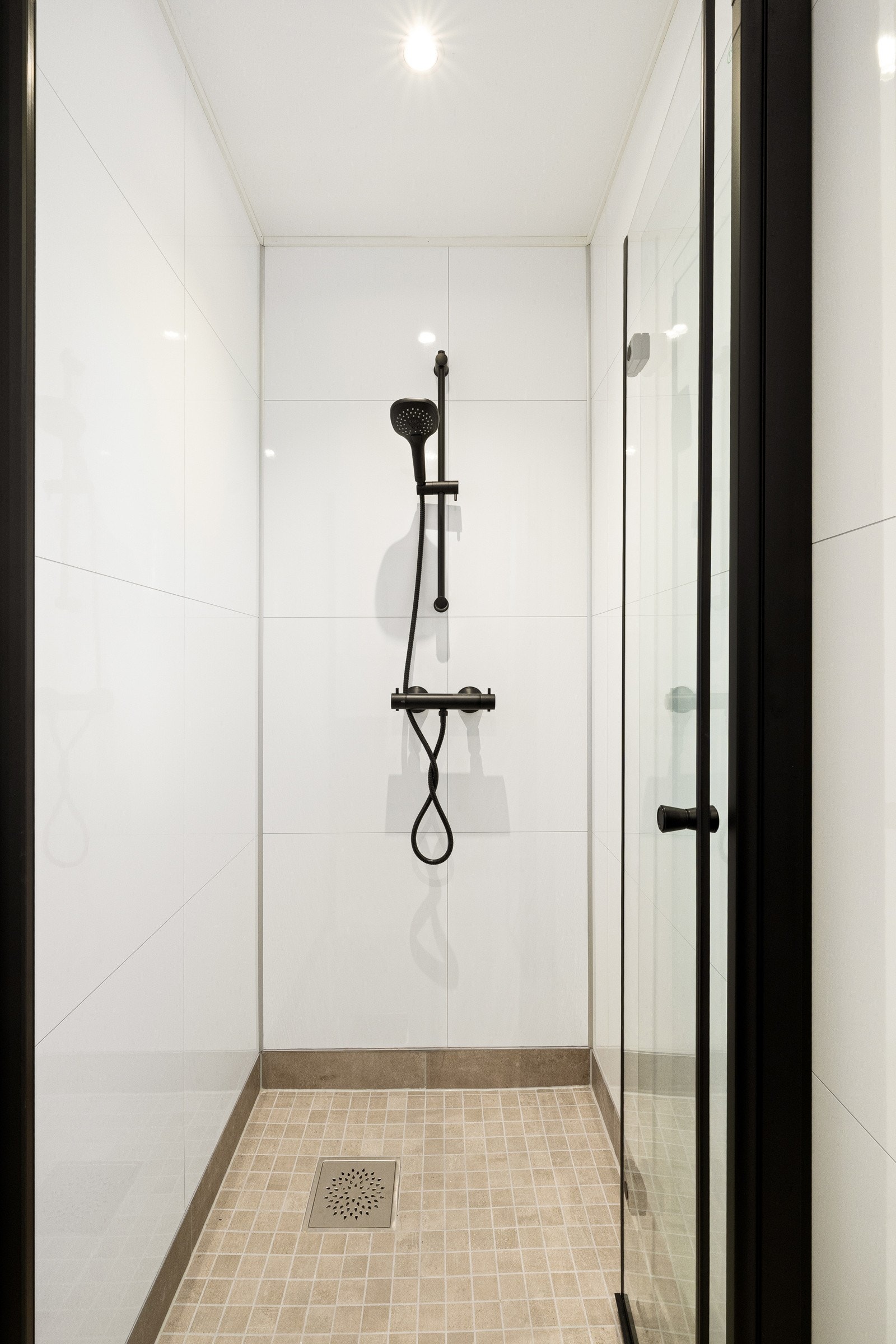 Badet er satt og montert av KK Rør AS, interiør er fra Viking bad - Membran og epoxy er lagt av Concrete Solution AS. Galleribilde