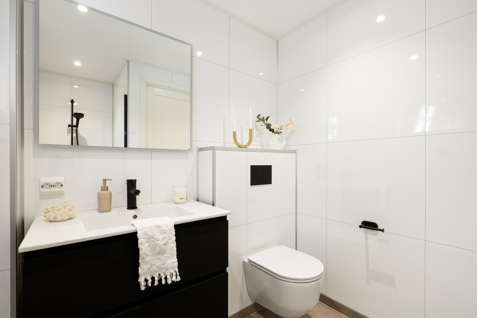 Badet er moderne med dusjhjørne med glassdør, vegghengt toalett, servantinnredning og varmekabler som gir behagelig gulvtemperatur. Galleribilde