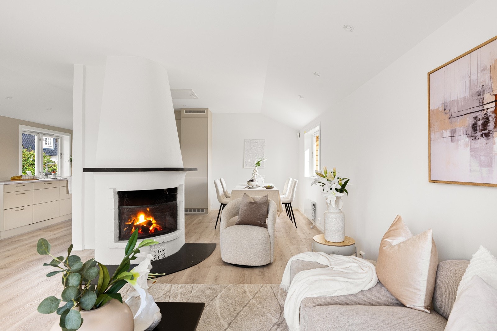 Den åpne planløsningen mellom stue og kjøkken gir rikelig plass til både spisebord og sofagruppe. Galleribilde