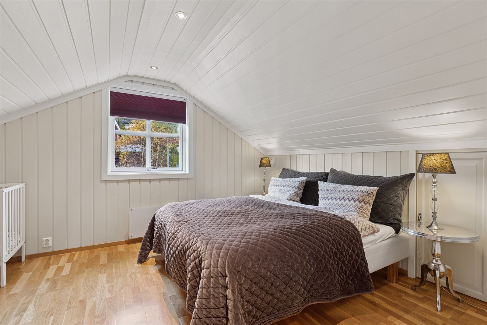 I loftsetasjen finner du to romslige soverom med god plass til dobbeltseng og øvrig møblement, samt tilgang til knekott/kaldloft med rikelig lagringsplass. Galleribilde