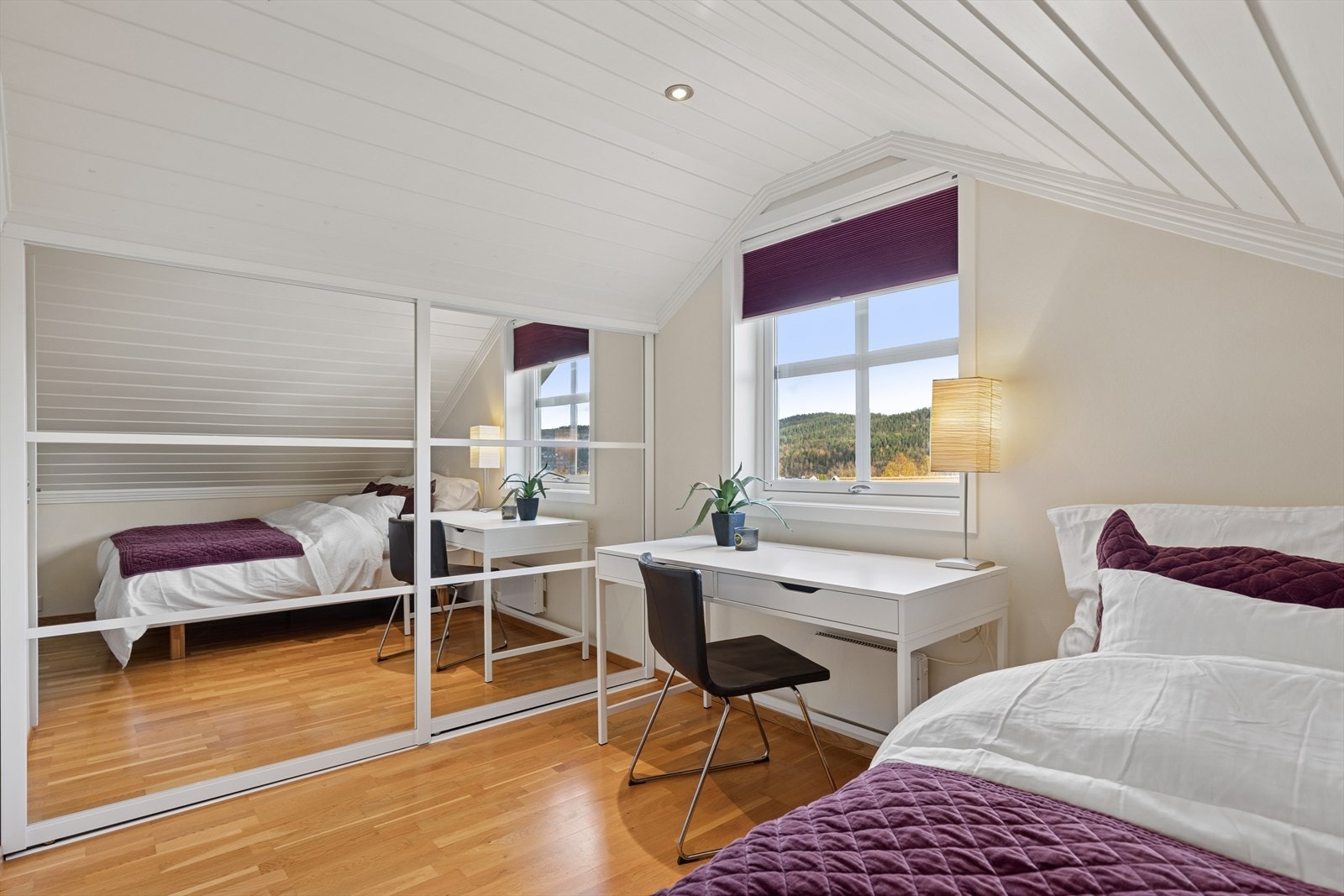 Soverom nr. 2 i loftsetasjen med skyvedørsgarderobe. Galleribilde