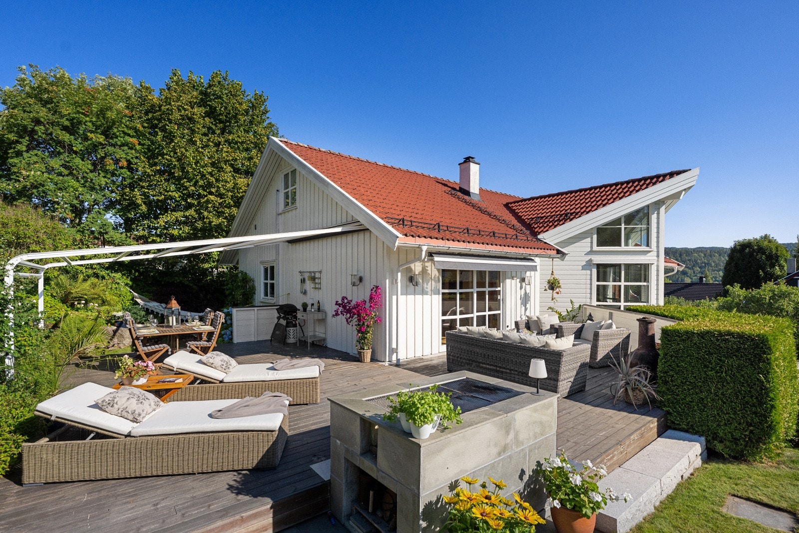 Meget innholdsrik enebolig med flott uteplasser og attraktiv og solrik beliggenhet. Galleribilde