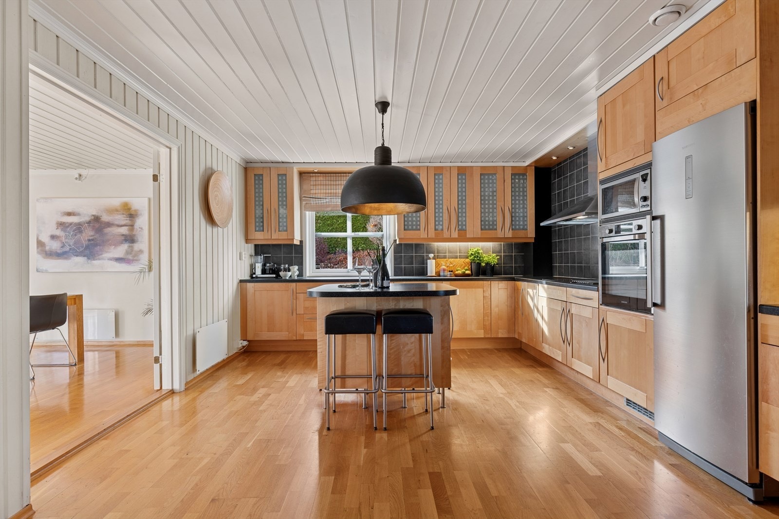 Meget romslig og innholdsrik kjøkken med kjøkkeninnredning i heltre. Galleribilde