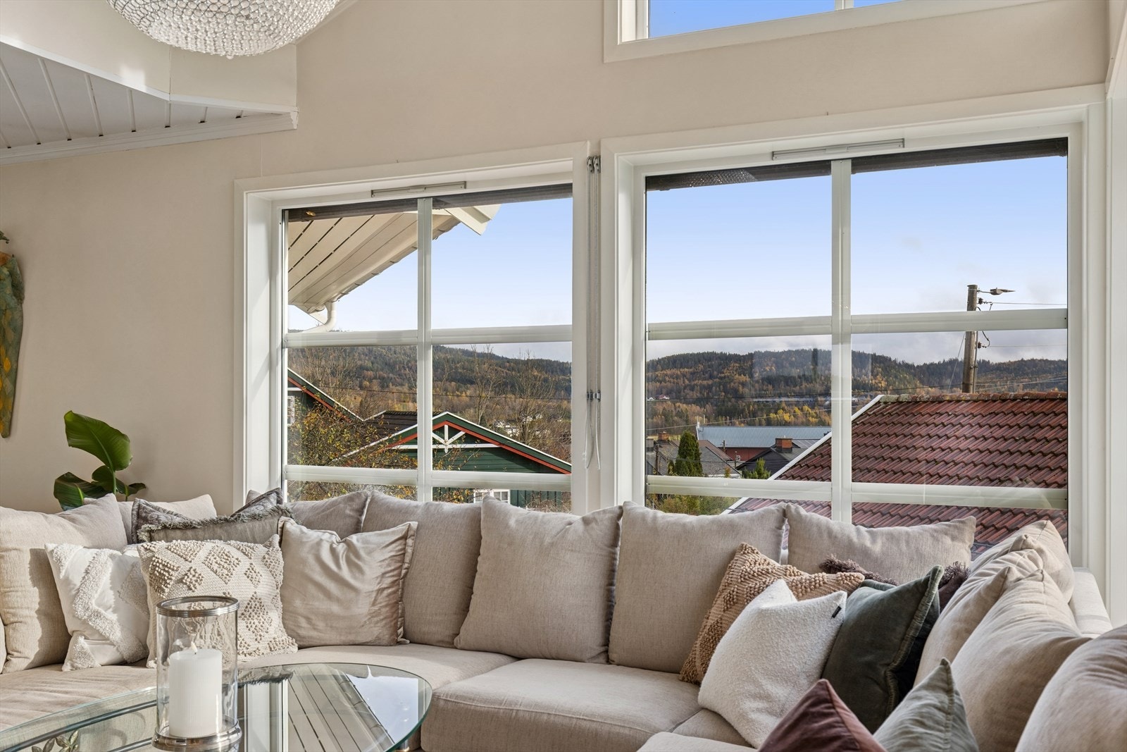 Fin utsikt til både nabolag og omkringliggende fjell. Galleribilde