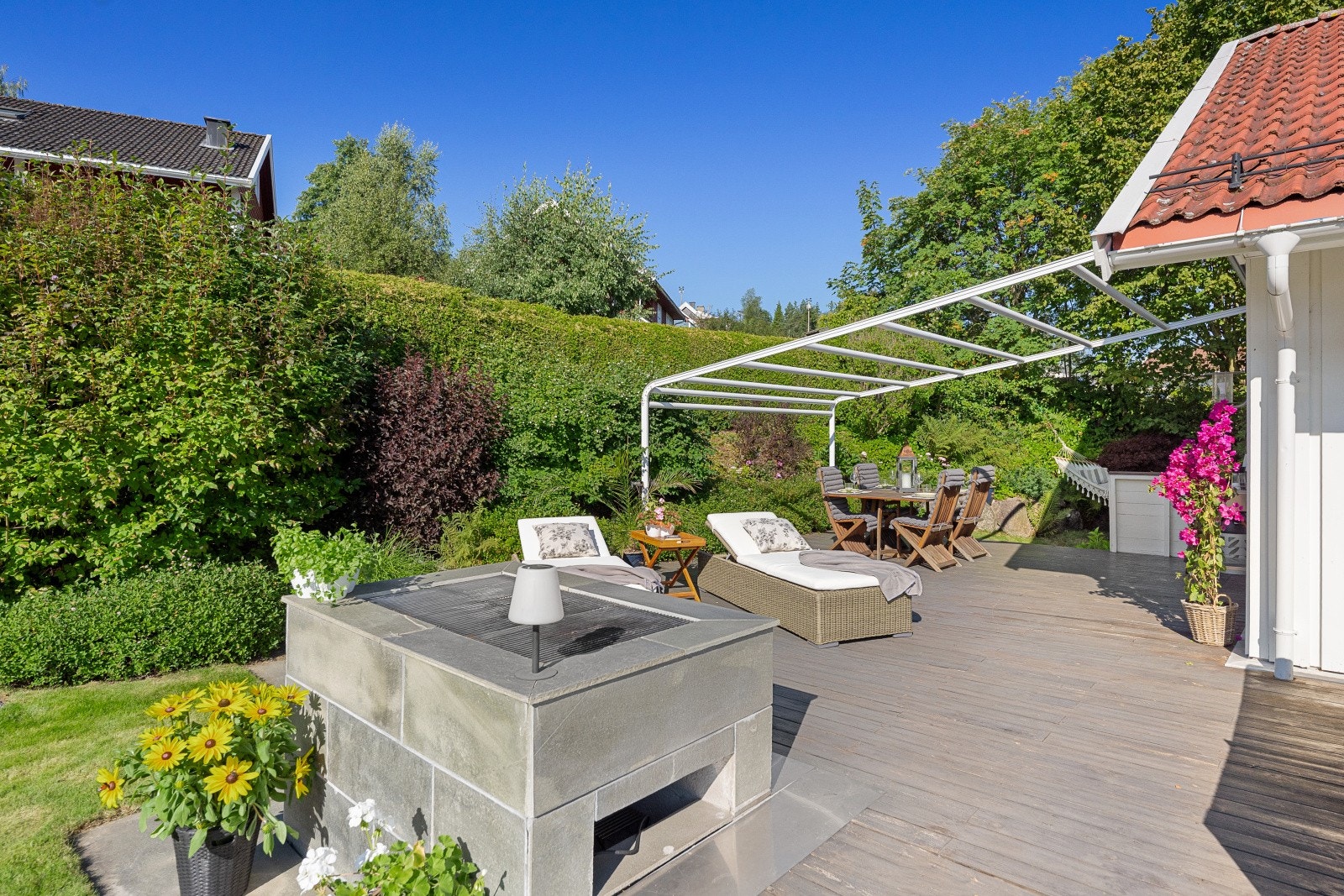 Den støpte utegrillen er perfekt for store hageparties. Galleribilde