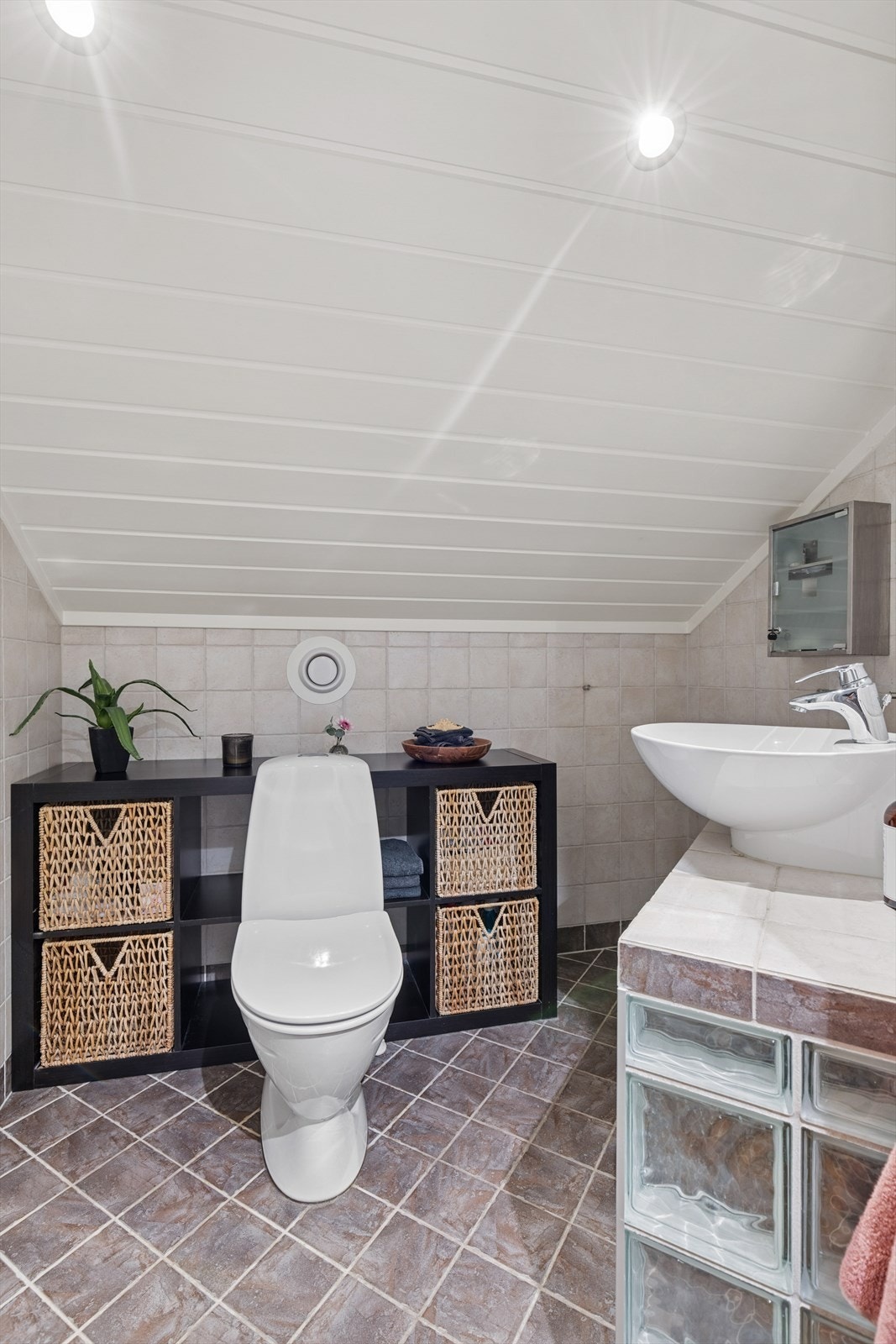 Separat toalettrom med skråtak og gulvmontert toalett. Galleribilde