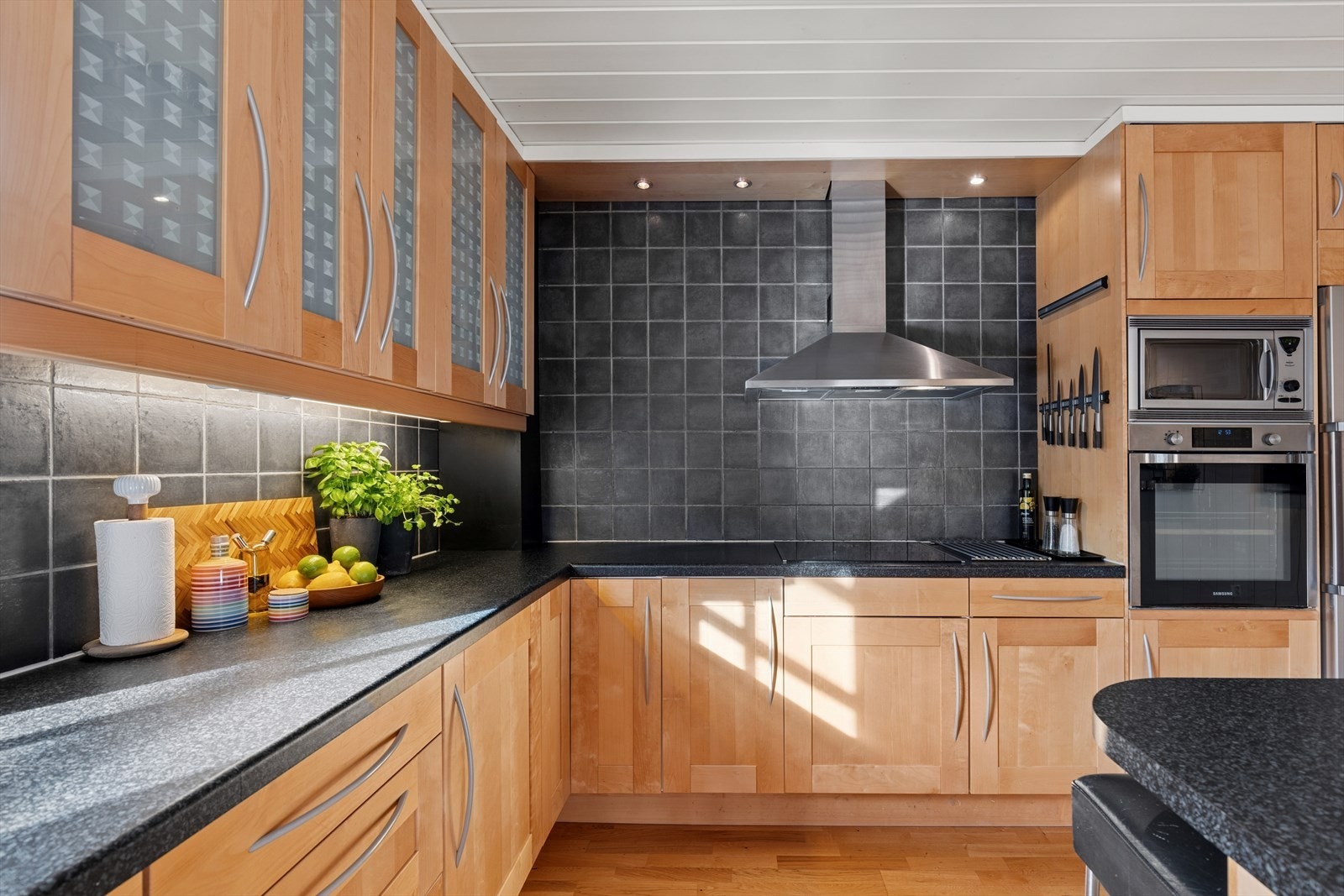 Laminat benkeplate og fliser mellom over - og underskap. Galleribilde