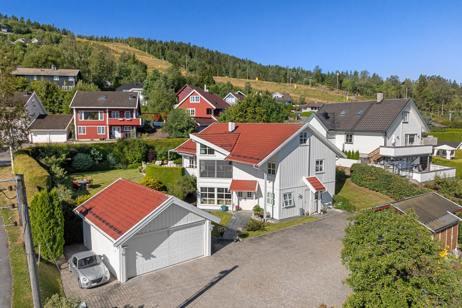 Eiendommen er omgitt av vakker natur og med nærhet til fjell og turstier. Det er i tillegg til dobbelgarasje en isolert smøre-skibod med avtrekk i garasjen. Galleribilde