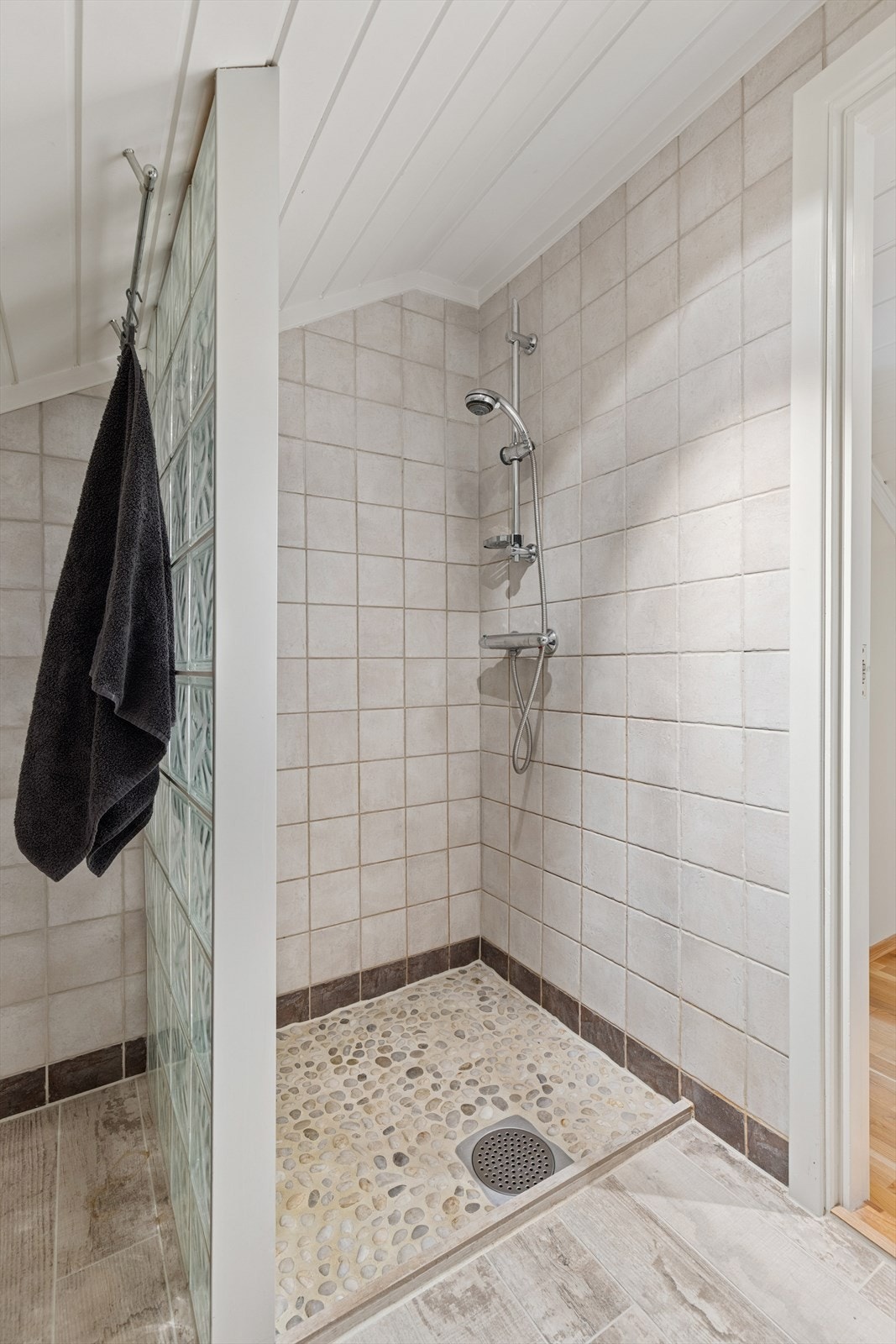 Helfliset baderom med dusjnisje. Galleribilde