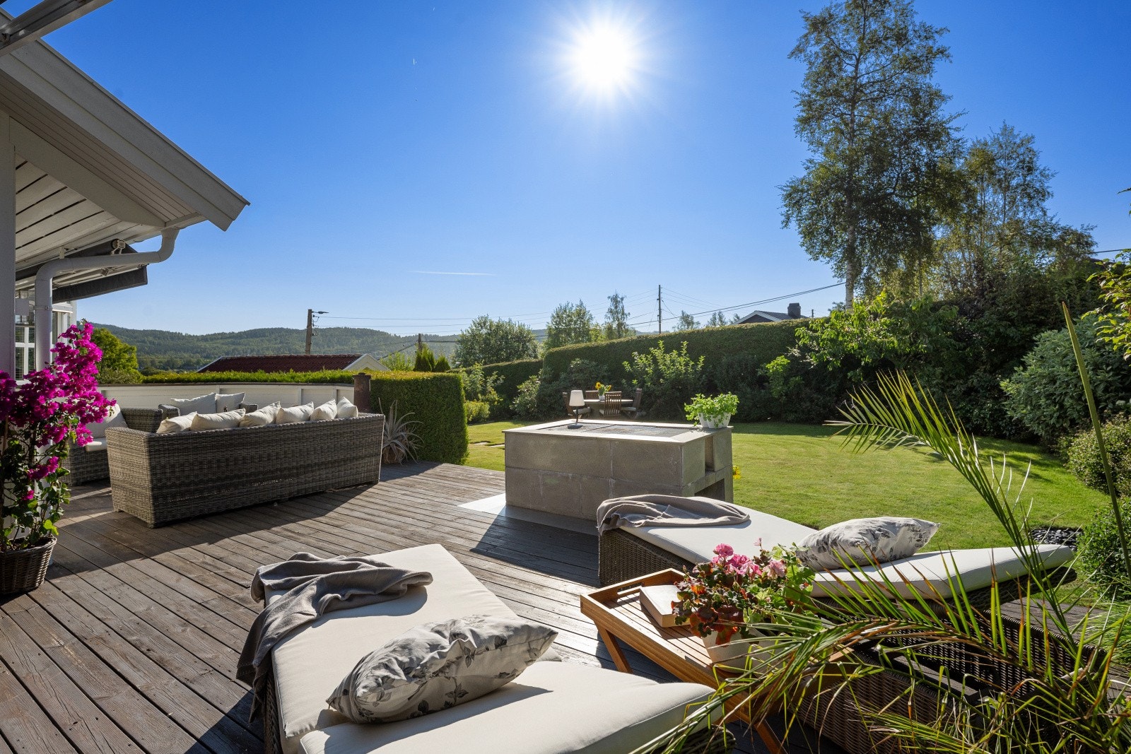 Solrikt beliggende! Her er god plass til utemøbler i flere soner og svært gode solforhold. Uteplassen er perfekt for både avslapning og sosiale sammenkomster. Galleribilde