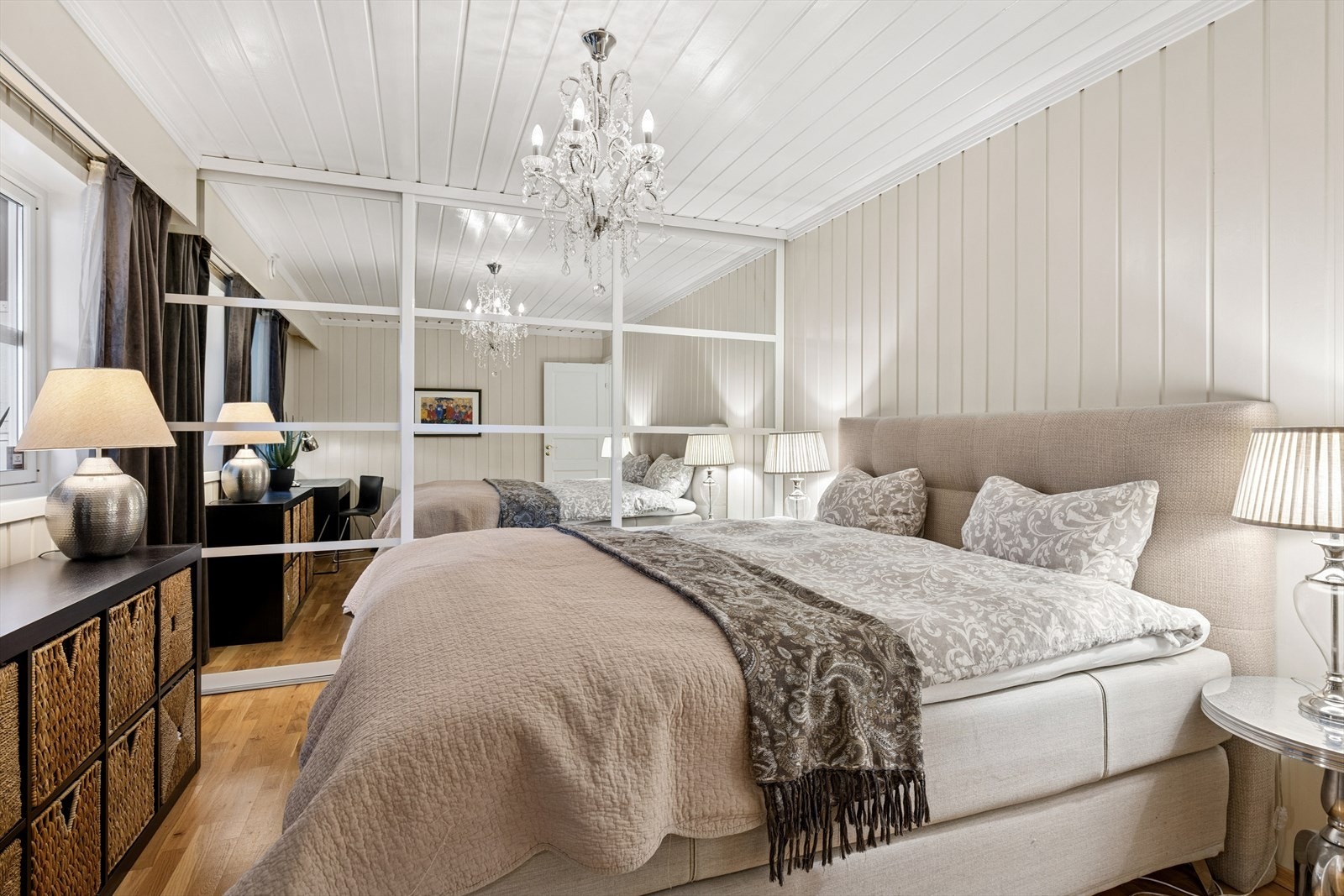 Skyvedørsgarderoben med speilfronter gir rommet et stilrent preg og god romfølelse, samtidig som den tilbyr rikelig oppbevaringsplass som gjør det enkelt å holde orden. Galleribilde