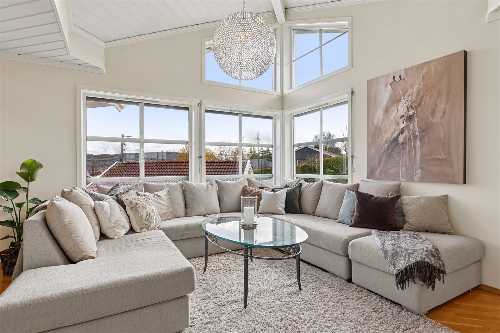 De store vinduene slipper inn rikelig med dagslys og skaper en behagelig og innbydende stemning. Galleribilde