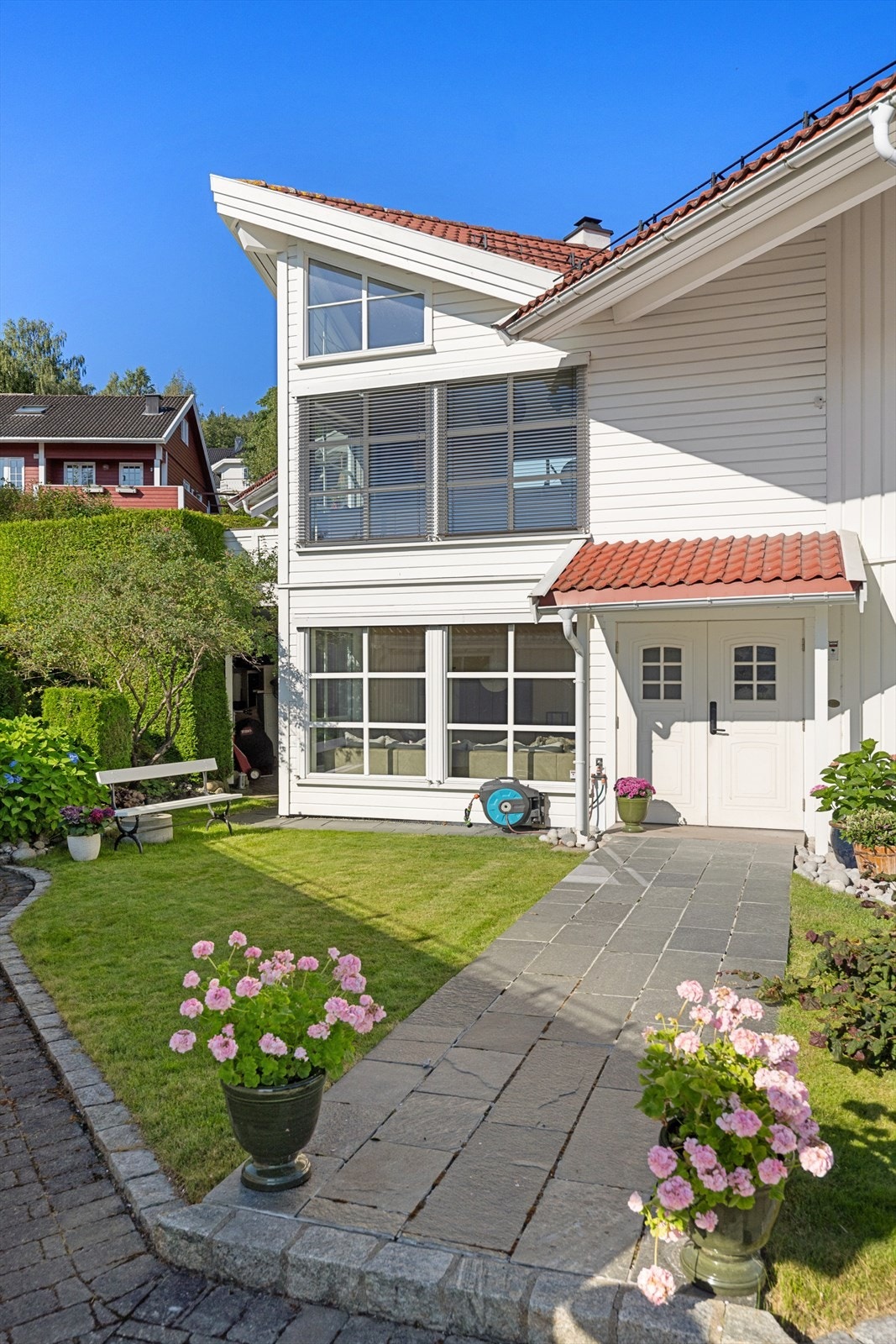 Velkommen! Pent inngangsparti med steinbelagt hellegang. Galleribilde