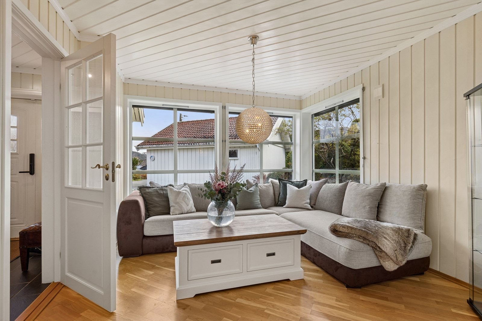 Hyggelig TV -stue i underetasjen med god plass til spill og lek. Galleribilde