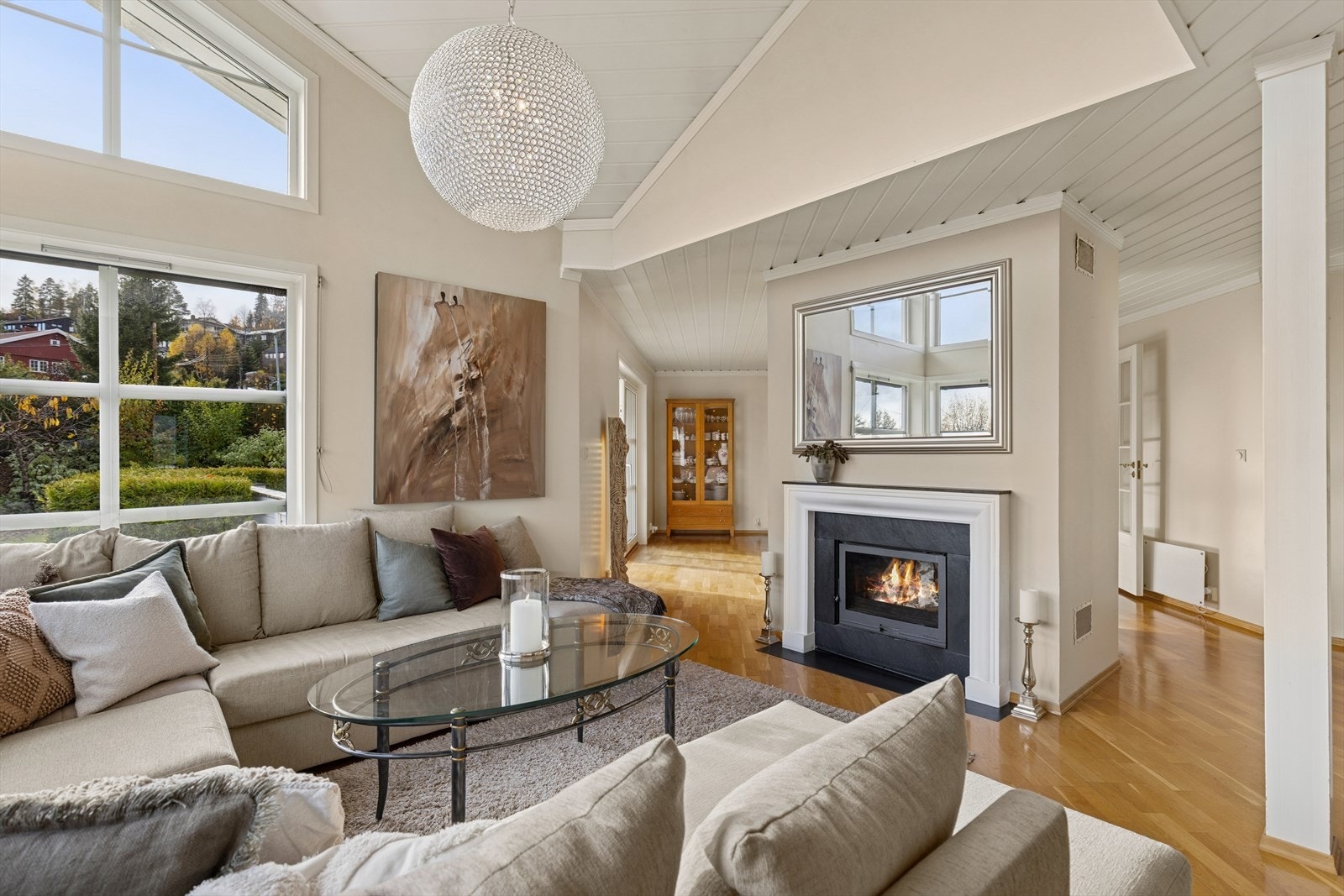 Flott peisovn i stuen fungerer som et naturlig samlingspunkt og gir god varme på kalde dager. Galleribilde