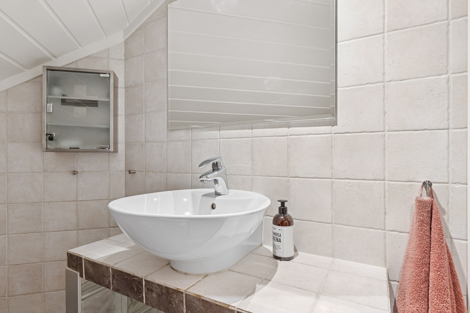 Toppmontert servant på baderommet. Galleribilde