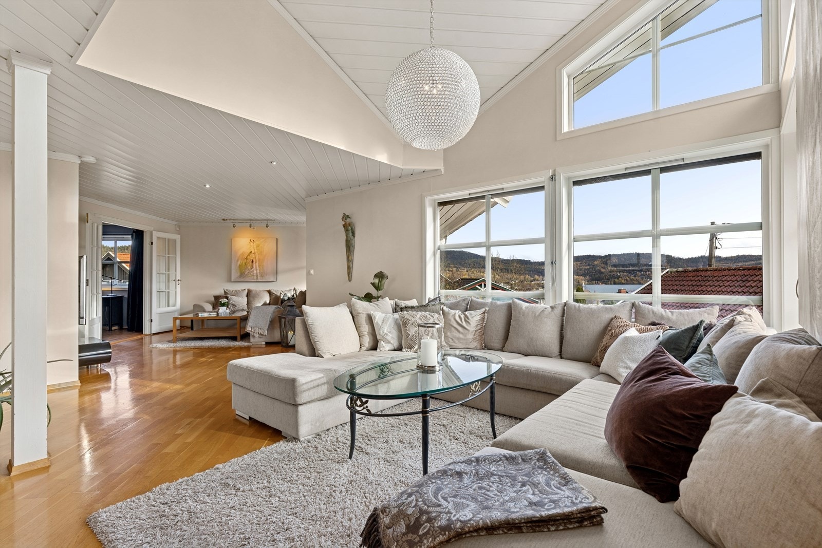 Stuen i hovedetasjen er meget romslig med god plass til stor sofagruppe og tilhørende møbler. Galleribilde