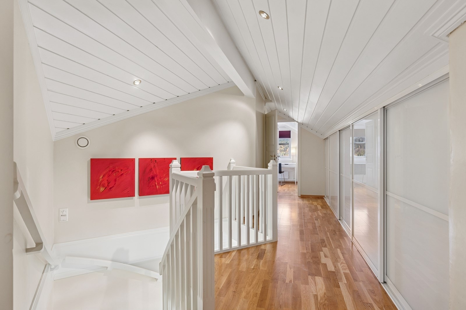 Gang i loftsetasjen med smarte skyvedørsskap i kneveggen. Galleribilde