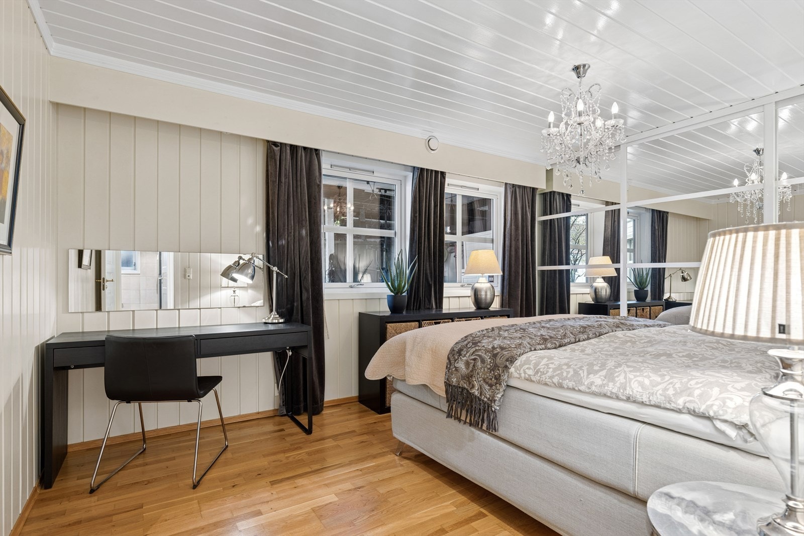 Romslig soverom med god plass til dobbeltseng og annet interiør. Galleribilde