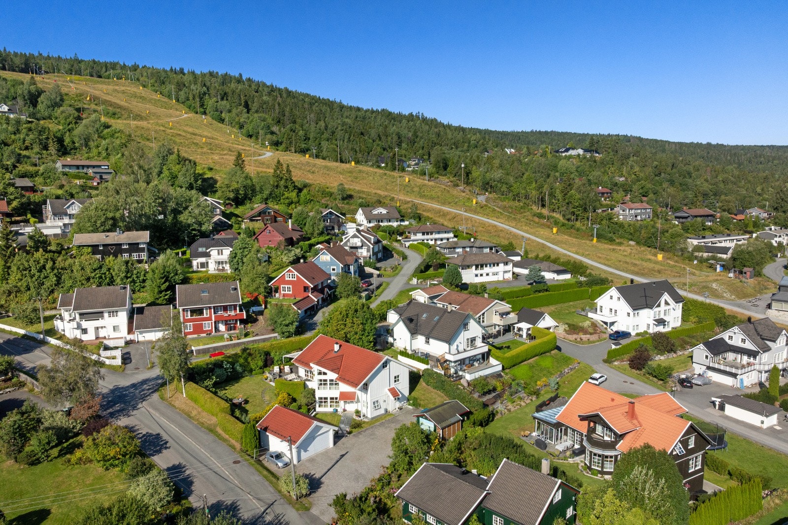 Skianlegget ligger like i nærheten, så du kan nyte alpint og vinteraktiviteter rett utenfor døren. Via offentlig gangsti har du direkte adkomst inn i bakken - i praksis ski inn/ski ut. Galleribilde