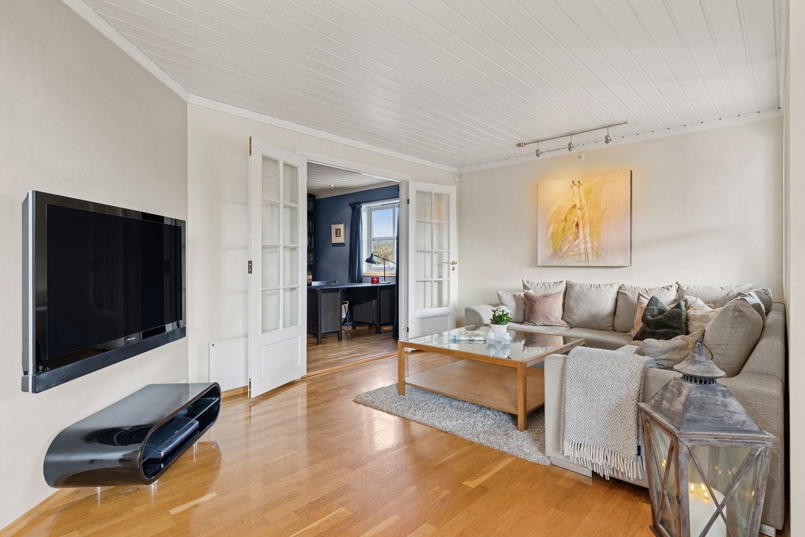 Hyggelig TV- krok skjermet fra resten av stuen. Galleribilde